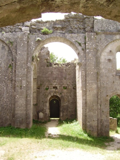 Fig.2 Notre-Dame la Brune, Aleyrac, Drôme (France), arcades, cliché J.S.  Baldi, DR
